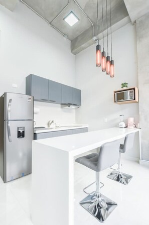 Fridge, microwave, stovetop, coffee/tea maker - ¡Elegante Loft en Colinas de San Jerónimo! 2 camas (Monterrey)