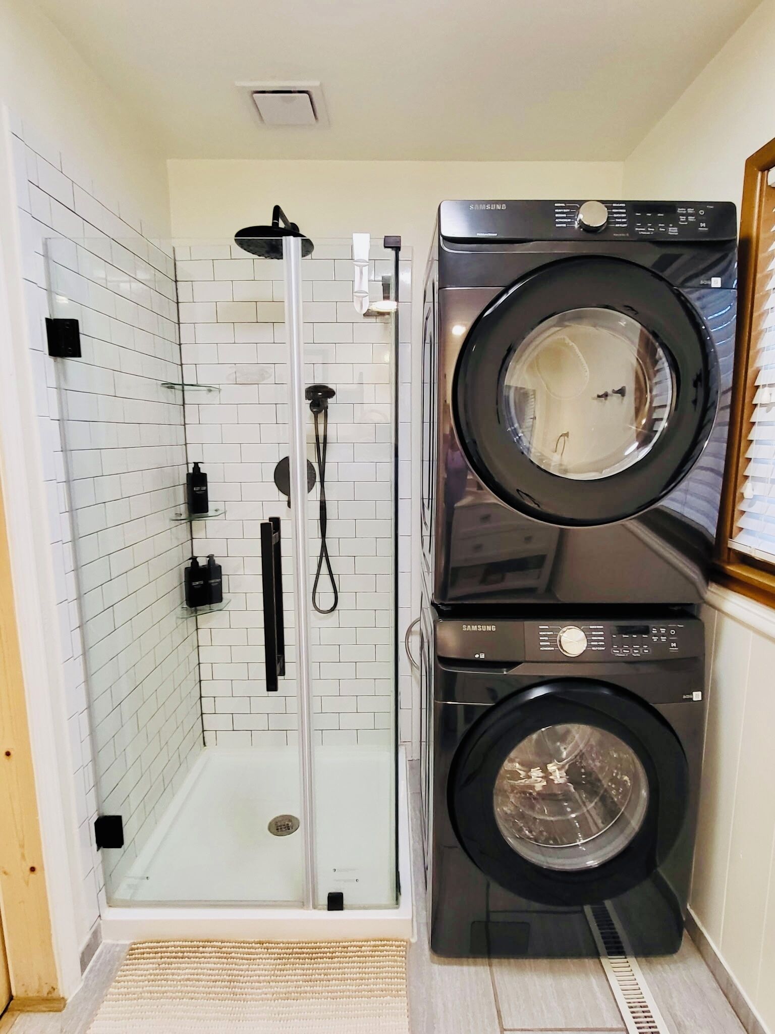 Douche, séchoir à cheveux, serviettes fournies, savon