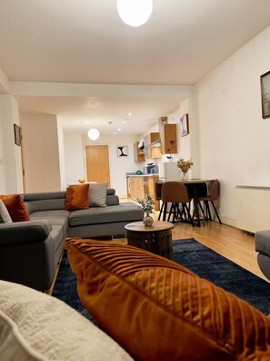 TV - Stylish Central Huge Living Space (Greater Manchester)