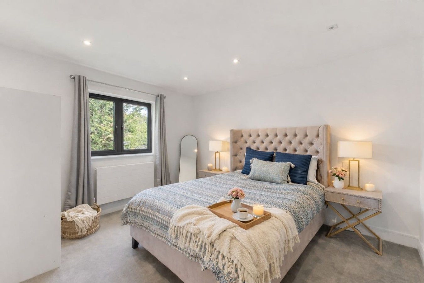 4 bedrooms, iron/ironing board, internet, bed sheets