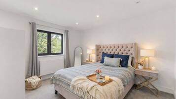 4 bedrooms, iron/ironing board, internet, bed sheets