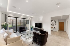 Unclassified image, 4 of 32, button - 4BR Smart Home, Near Heathrow & Pinewood Studio (Buckinghamshire)