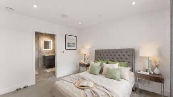 4 bedrooms, iron/ironing board, internet, bed sheets