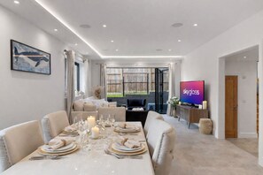 Unclassified image, 3 of 32, button - 4BR Smart Home, Near Heathrow & Pinewood Studio (Buckinghamshire)