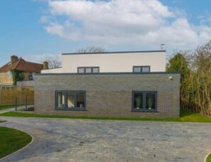 Exterior - Luxury 4BR Getaway • Garden • Smart Features (Buckinghamshire)