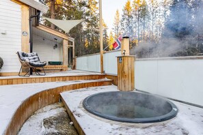 Loft, 2 kamar tidur, Boleh Merokok | Bathtub spa outdoor