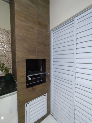 Interior - Cozy house in Guarujá, 3km from the beach. Air conditioning/Wi-Fi/barbecue. (Guarujá)