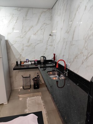 Private kitchen - Cozy house in Guarujá, 3km from the beach. Air conditioning/Wi-Fi/barbecue. (Guarujá)