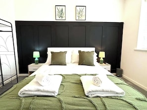 3 bedrooms, iron/ironing board, internet, bed sheets