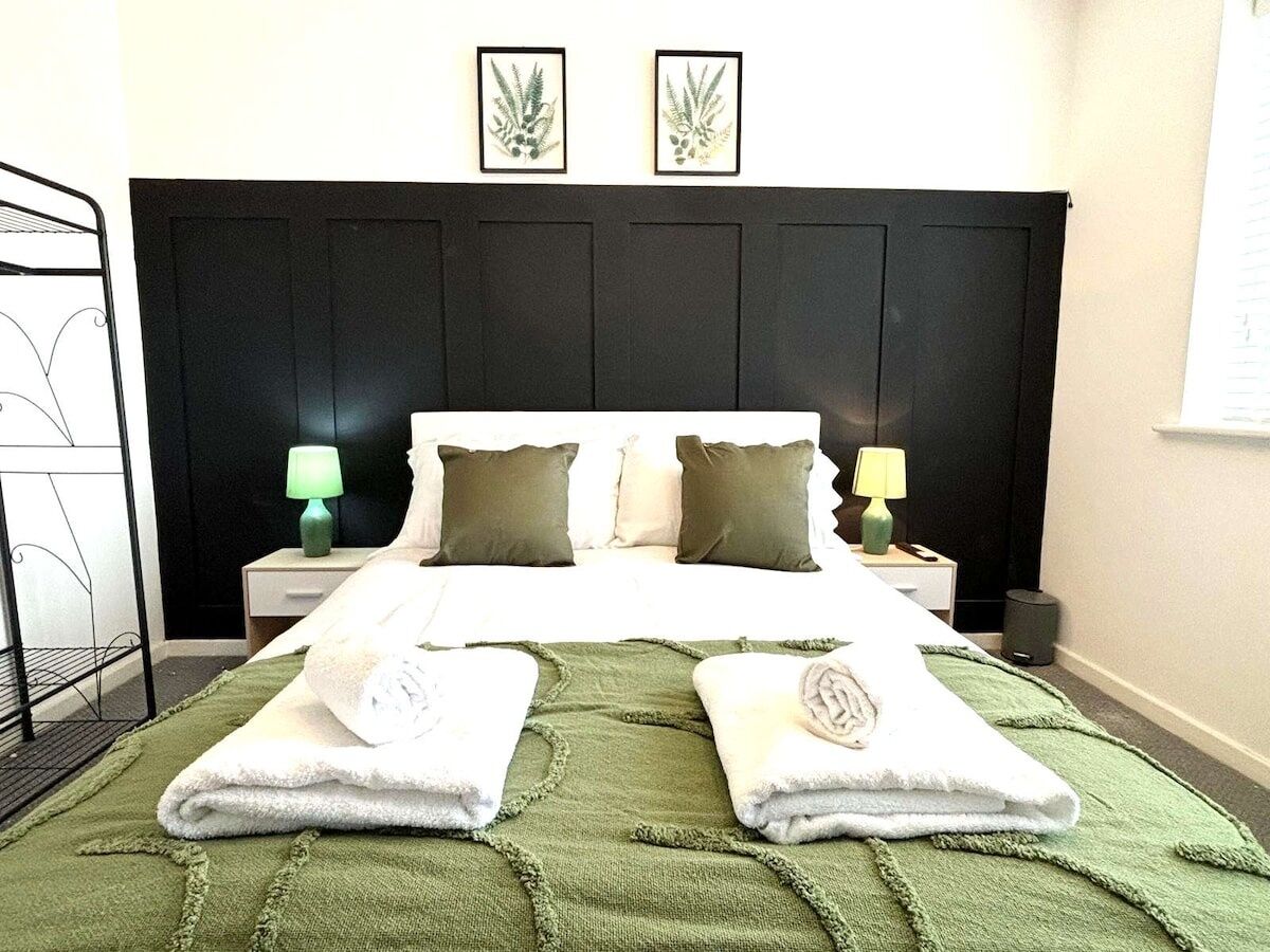 3 bedrooms, iron/ironing board, internet, bed sheets