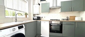 Beautiful & Urban 3BR | Your Shrewsbury Work Stay