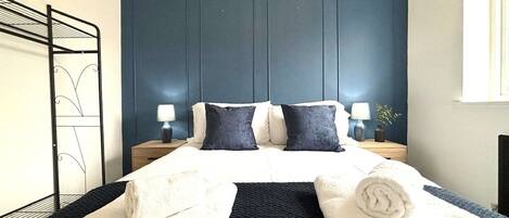 3 soverom, strykejern/-brett, internettilgang og sengetøy