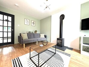 TV, fireplace