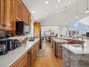 Fridge, microwave, oven, stovetop - Spacious 5BR House near Fenwick Beach (Fenwick Island)