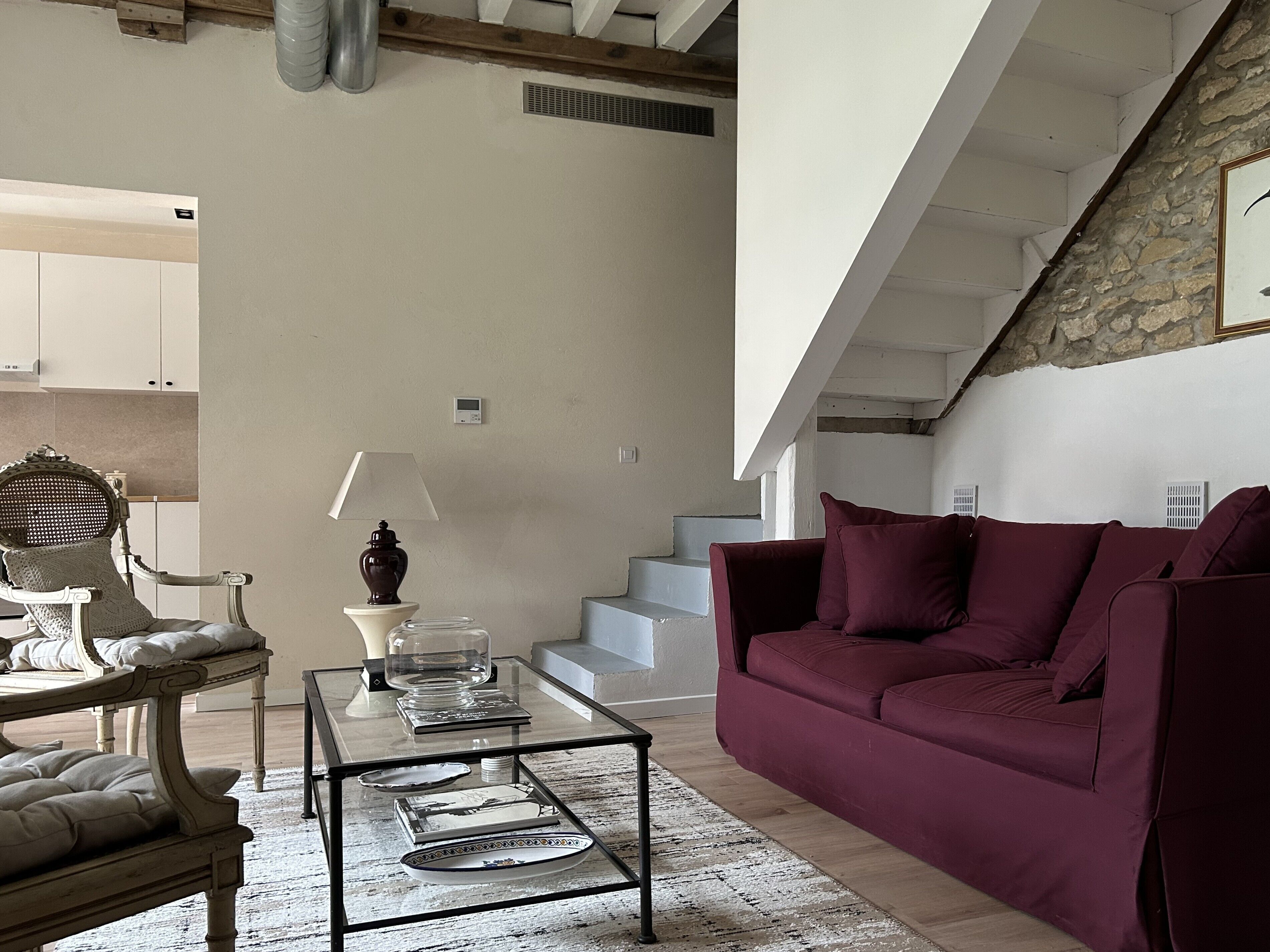 Gite Lin | Woonruimte | Een 32-inch flatscreentelevisie met digitale zenders