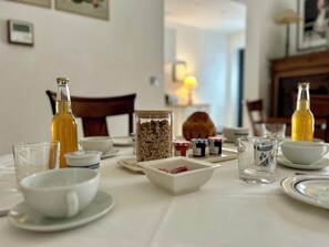 Se ofrece un desayuno bufé todos los días (por un coste adicional)