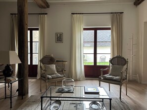 Gite Lin | Área de sala de estar | Televisión de pantalla plana de 32 pulgadas con canales digitales 