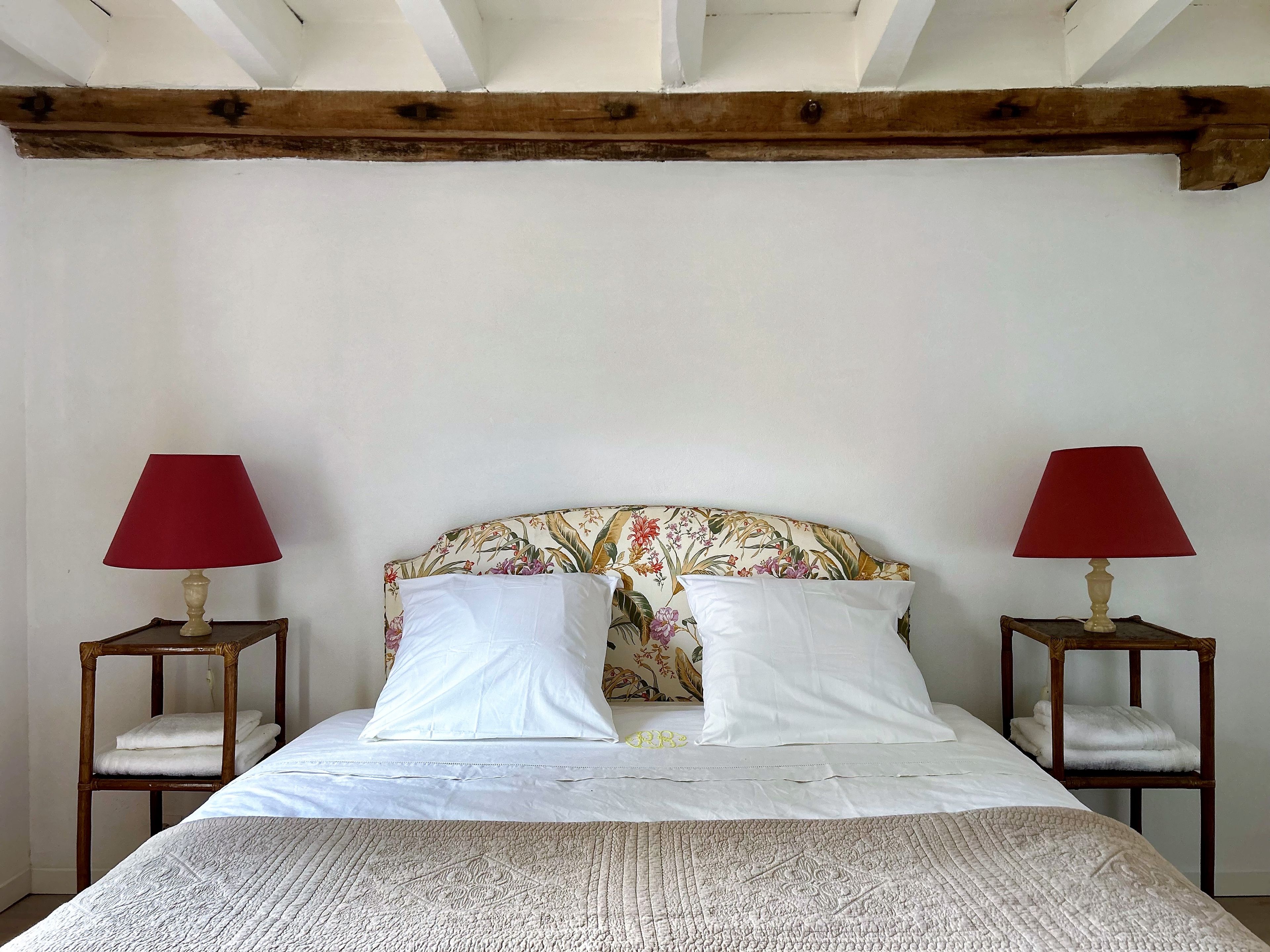 Gite Lin | Ropa de cama de alta calidad y espacio para trabajar con laptop 