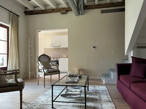 Gite Lin | Área de sala de estar | Televisión de pantalla plana de 32 pulgadas con canales digitales 