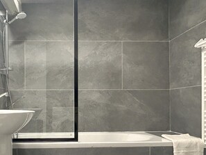 Gite Pavot | Baño | Secador de pelo, toallas, jabón y papel higiénico