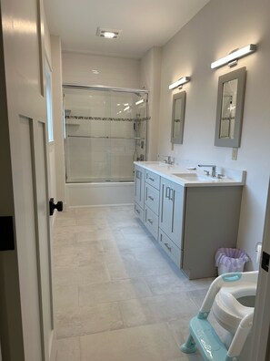 Een douche, een haardroger, handdoeken, zeep