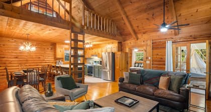 Cabin with Hot Tub, Private Lake Access, Kayaks