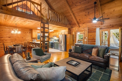 Cabin with Hot Tub, Private Lake Access, Kayaks