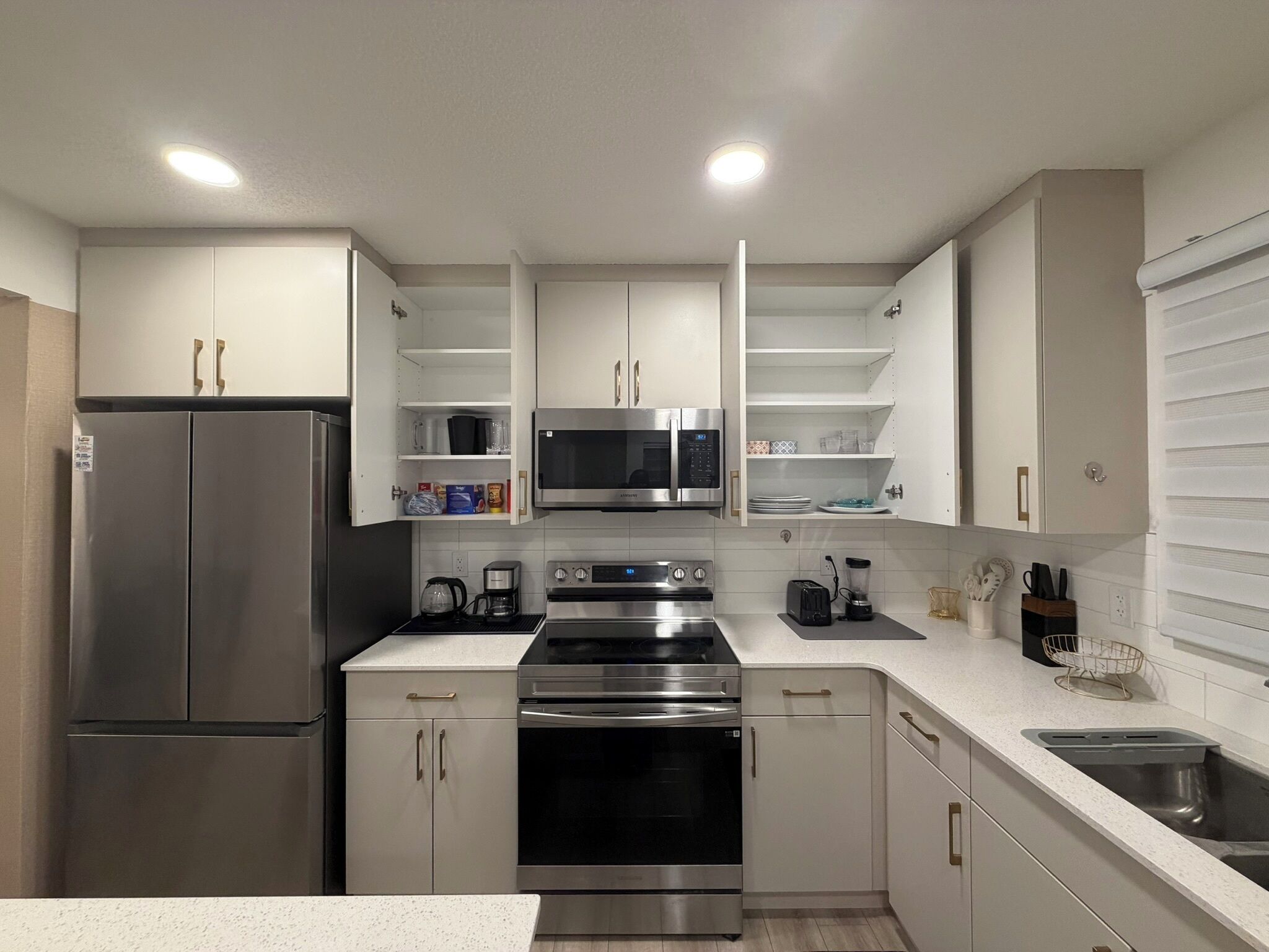 Microondas, horno, parrilla de estufa y lavavajillas 