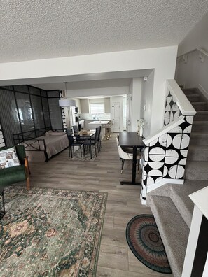Ein modernes Interieur mit Essbereich, Küche und Treppe.