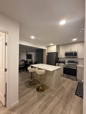 Een microgolfoven, een oven, een kookplaat, een vaatwasser