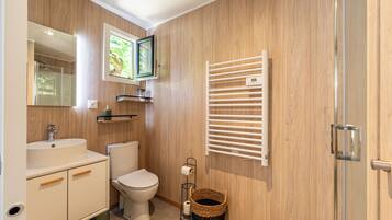 Sèche-cheveux, serviettes fournies, savon, papier toilette