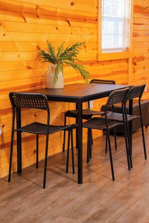 Dining - Deer Run Secluded Retreat Villa (Bidwell)