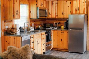 Fridge, microwave, oven, stovetop - Deer Run Secluded Retreat Villa (Bidwell)