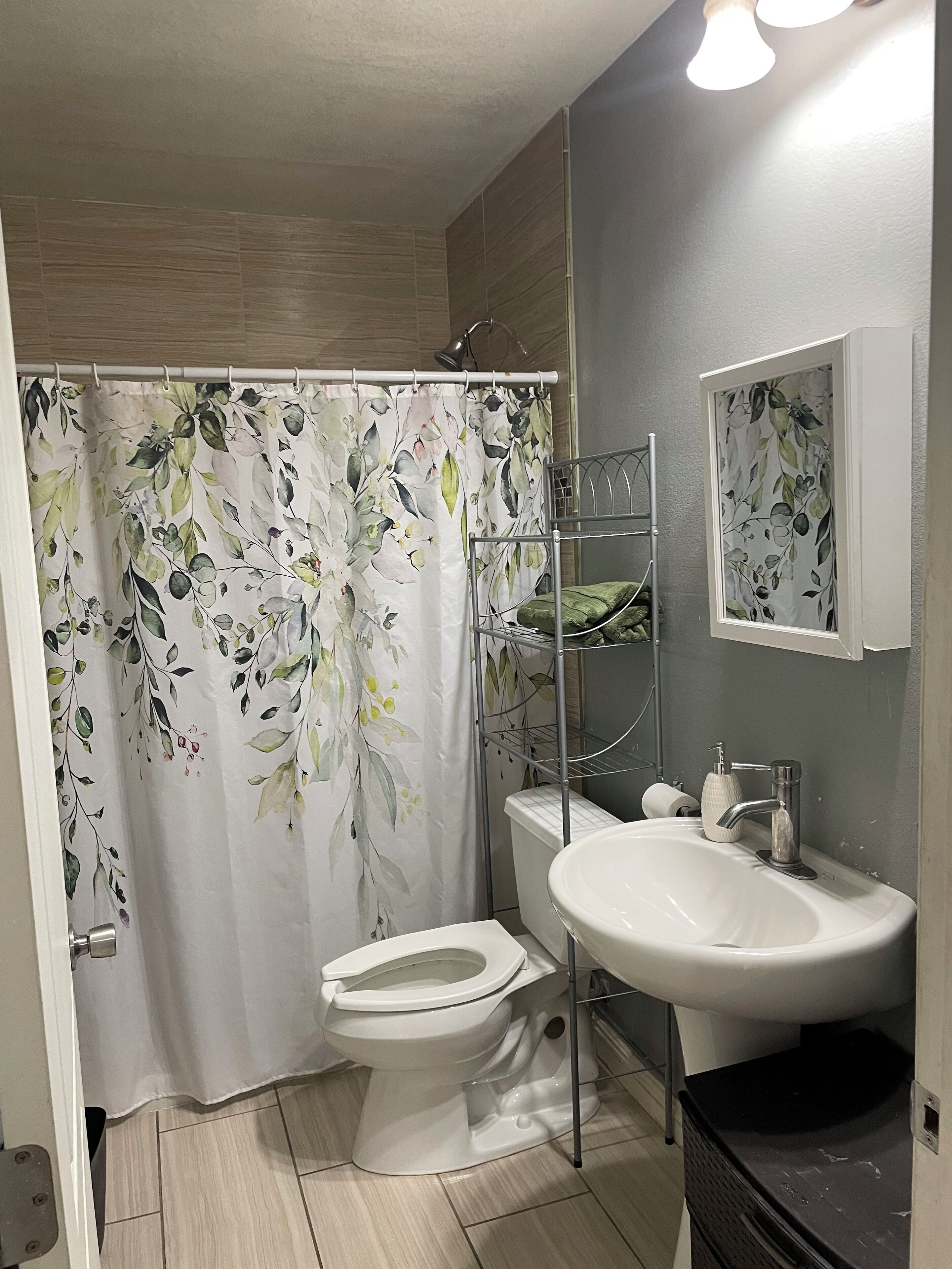 Serviettes fournies, savon, papier toilette