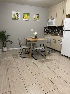 Dining - Charming Guest House with private entrance (Las Vegas)