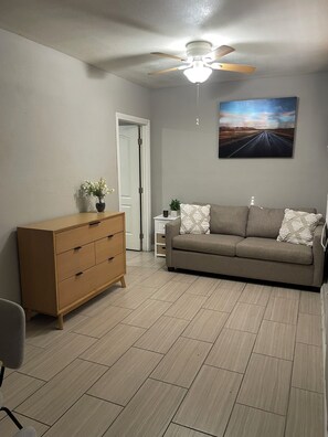 Living area - Charming Guest House with private entrance (Las Vegas)