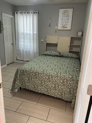 1 bedroom, bed sheets - Charming Guest House with private entrance (Las Vegas)