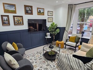 TV - 10% Off Weekly Stay|Chatsworth Retreat|Sleeps 7 (North Yorkshire)