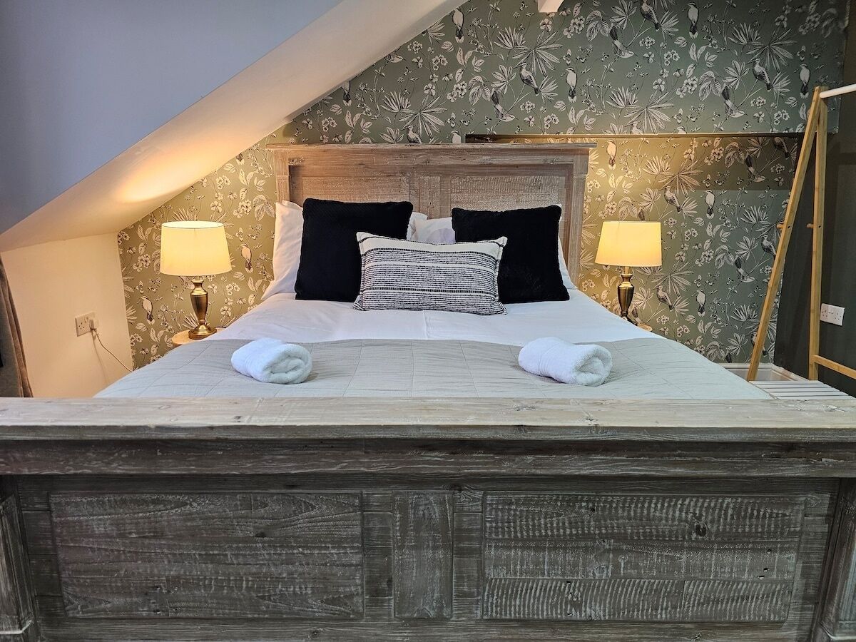 4 bedrooms, iron/ironing board, free WiFi, bed sheets