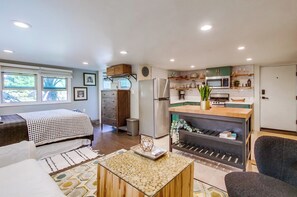 Tabla de planchar con plancha, wifi y ropa de cama 