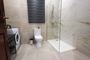 Shower, hair dryer, towels, soap - Beautiful 2BR Apartment in the Heart of San Ġwann (San Ġwann)