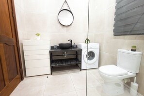 Shower, hair dryer, towels, soap - Beautiful 2BR Apartment in the Heart of San Ġwann (San Ġwann)