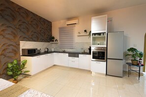 Private kitchen - Beautiful 2BR Apartment in the Heart of San Ġwann (San Ġwann)