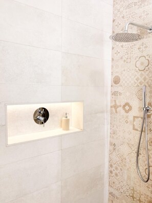 Dusche, Haartrockner, Bidet, Handtücher