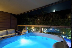 Unclassified image, 2 of 24, button