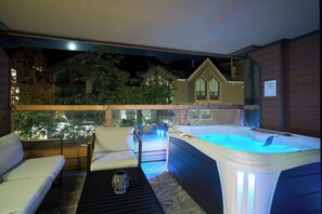 Outdoor spa tub - Beautiful home in the Heart of Whistler Village (Whistler)