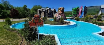 2-bedroom condo with water park, spa and gym!