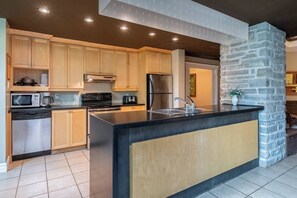 Private kitchen - Mont Sainte-Anne: Spacious 3-bedroom condo (Beaupré)