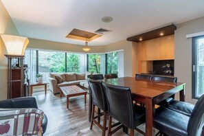 Living area - Mont Sainte-Anne: Spacious 3-bedroom condo (Beaupré)