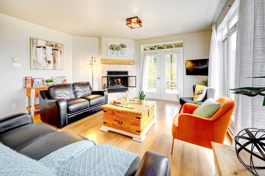 3 Bdrm - Wow: Spa, River View, Fireplace & More! - Charlevoix
